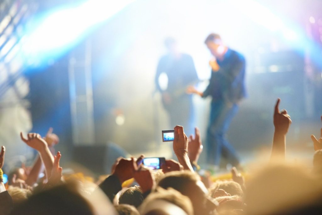 How can concert guides help fans plan their visits?