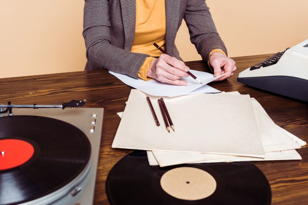 How do professional critics write album reviews?